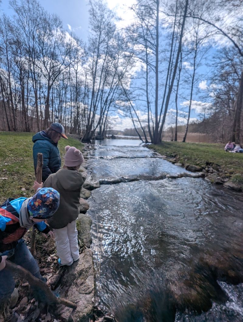 Kinder stehen am Ufer des Wallensteingrabens in Moidentin und schauen auf das flie&szlig;ende Wasser